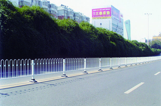 交通护栏是城市道路重要防护设施